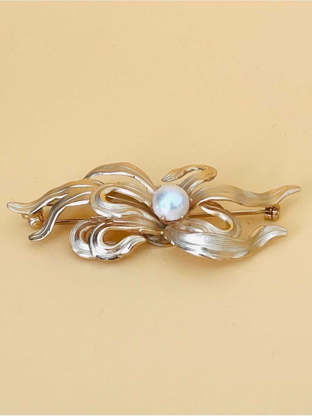 Vintage gold plated brooch with faux pearl